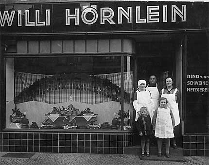 Vor dem Laden in der Pößnecker Straße
